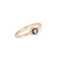 Hexagon Turmalin Ring 18kt Gelbgold Einzelstück – Handgefertigter Ring mit grauem Turmalin, BeVain München