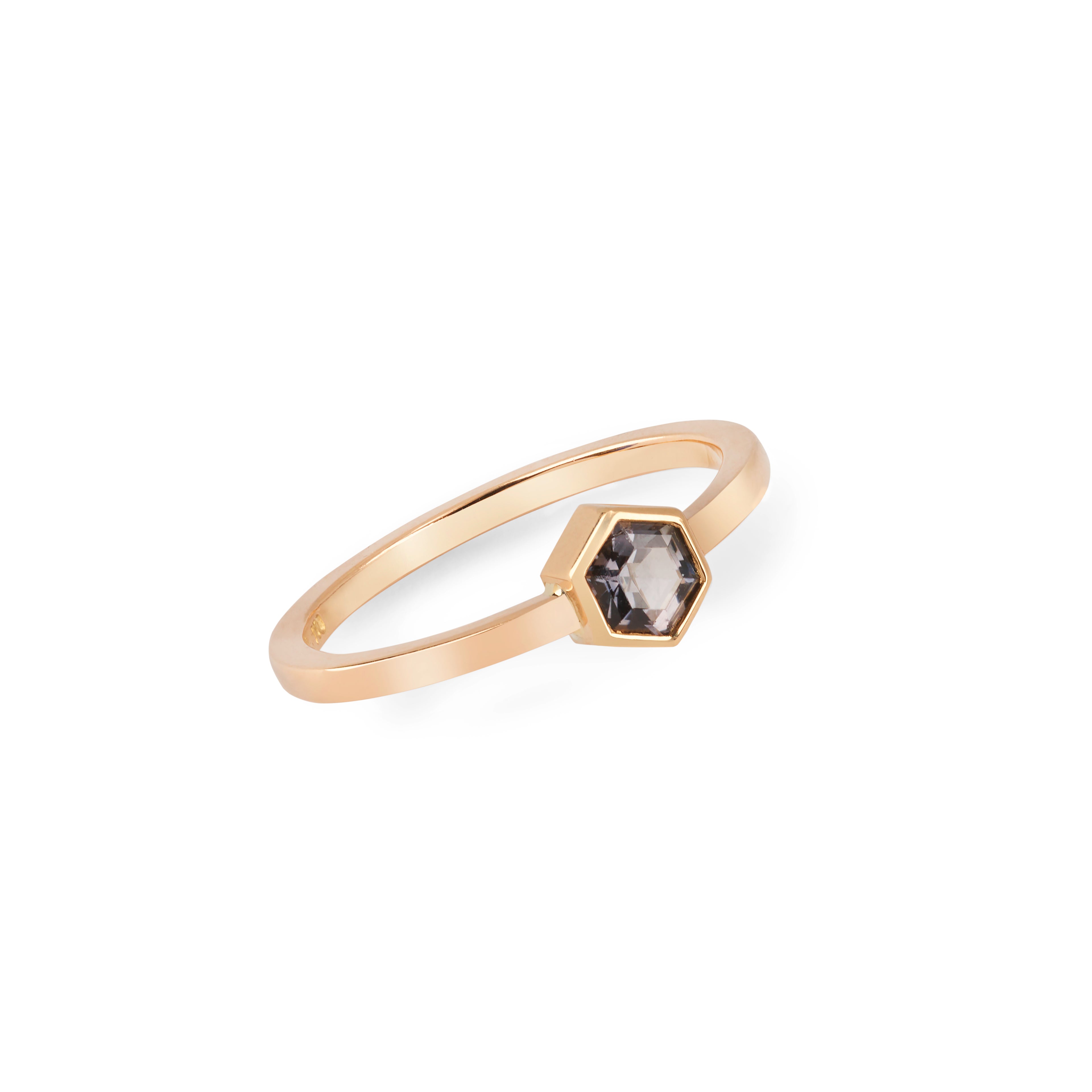 Hexagon Turmalin Ring 18kt Gelbgold Einzelstück – Handgefertigter Ring mit grauem Turmalin, BeVain München