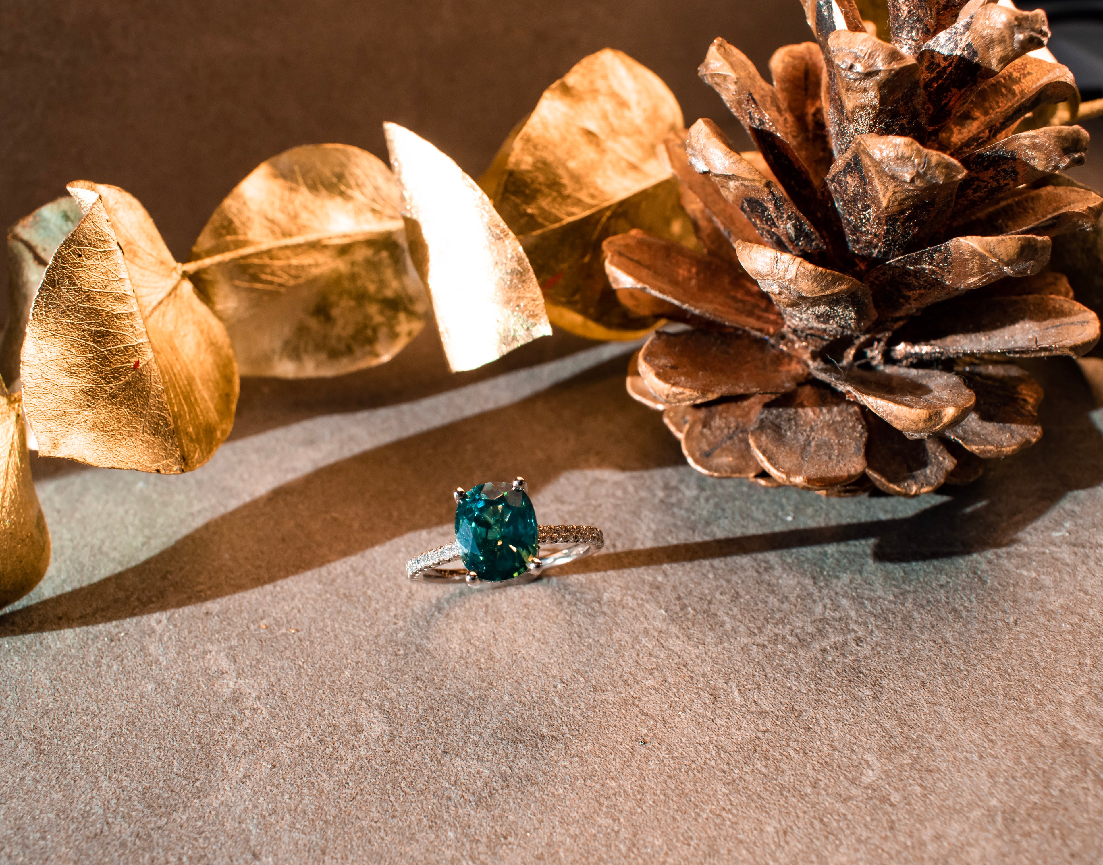 Ring mit Brillanten und grünem Zirkon