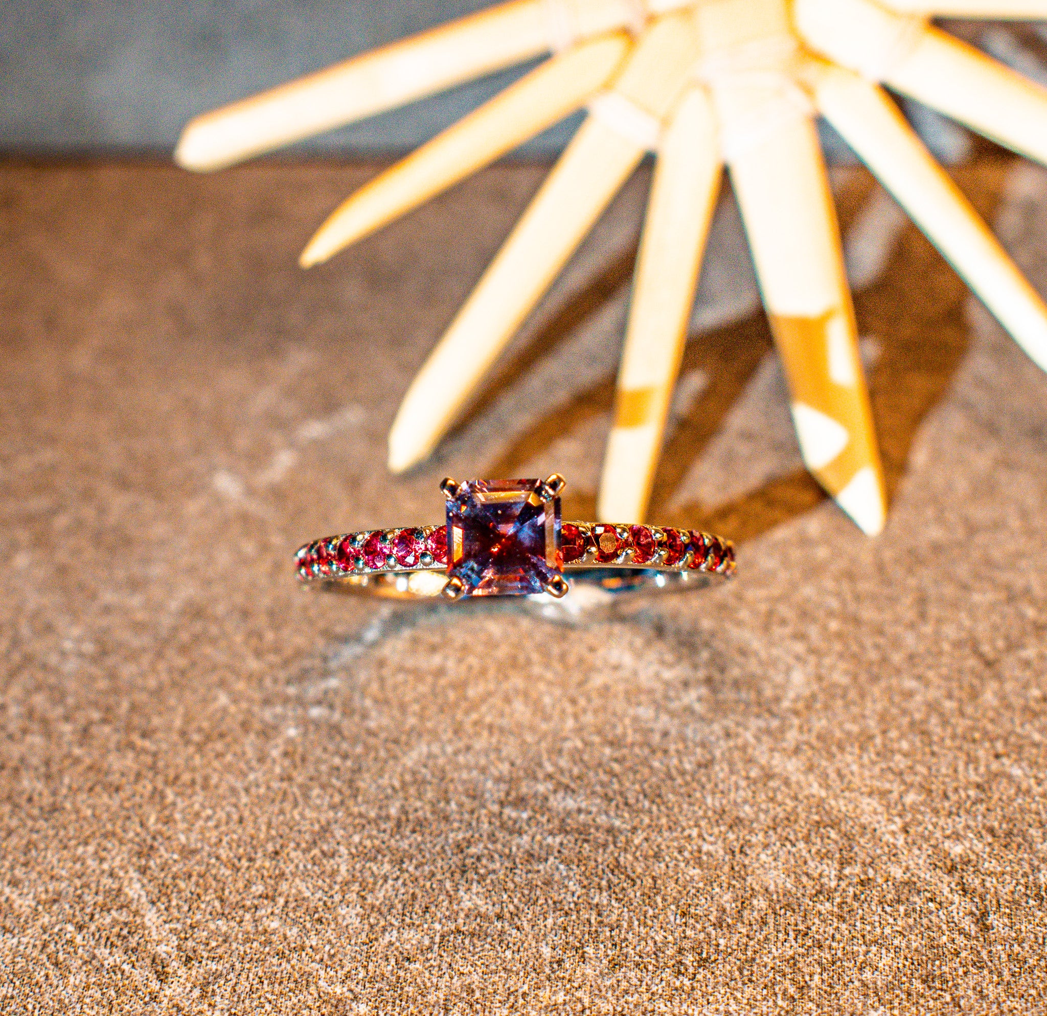 Ring mit Bi-Color Saphir